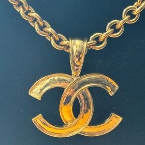Chanel CC necklace beautiful comes in box and dust holder